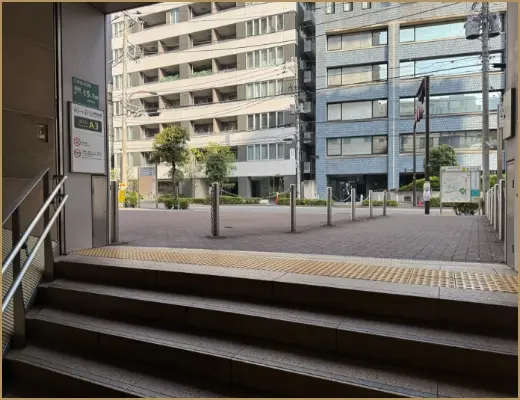 牛込神楽坂駅A3出口を出ます。