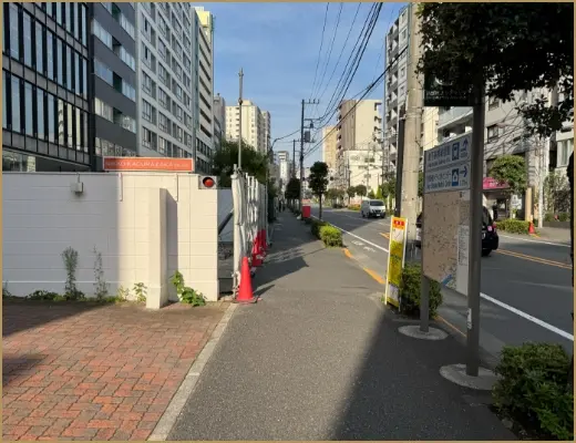 出口を出ましたら左手に進みます。