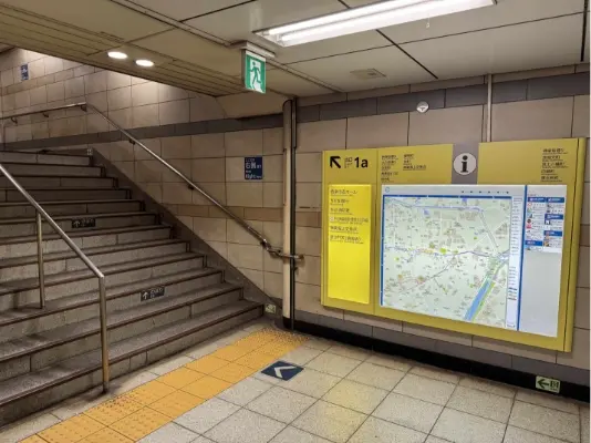 神楽坂駅1a出口を出ます。