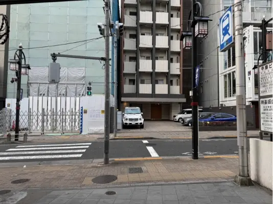 出口を出ましたら左手に進みます。