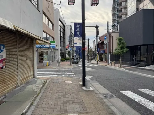 ファミリーマートを左手に道なりにまっすぐ進みます。