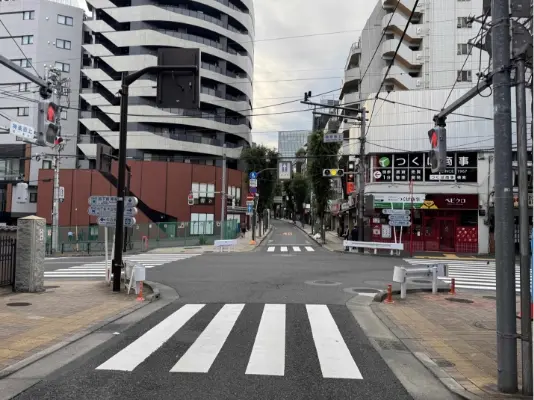 神楽坂上の交差点を渡って、「つくば商事」を右手に進みます。