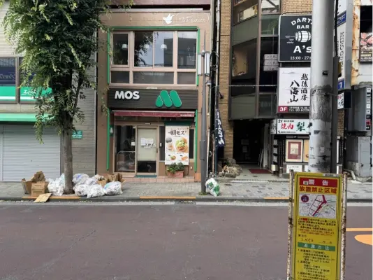 出口を出ましたら右手に進みます。