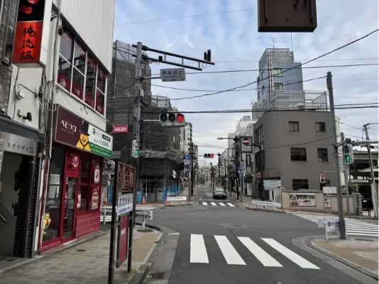 神楽坂上の交差点を渡らずに「つくば商事」を左手に進みます。